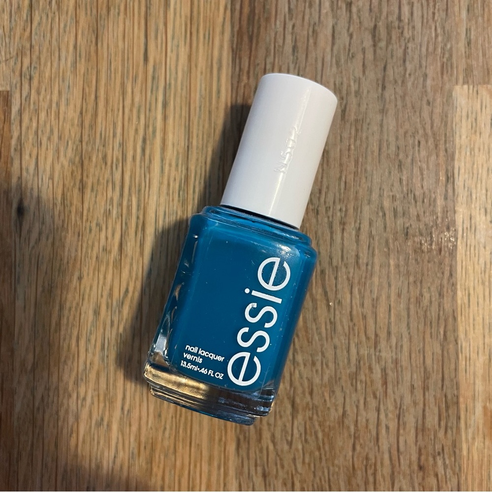 🌟 FREE Add-On Essie Nail Polish